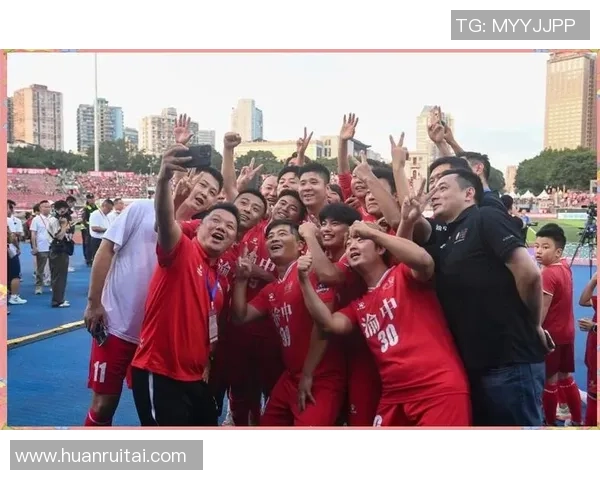 重庆足球队配合引发热议球迷对战术与默契的不同看法